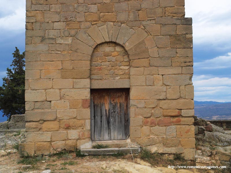 DETALLE DE LA PUERTA EN EL MURO SUR